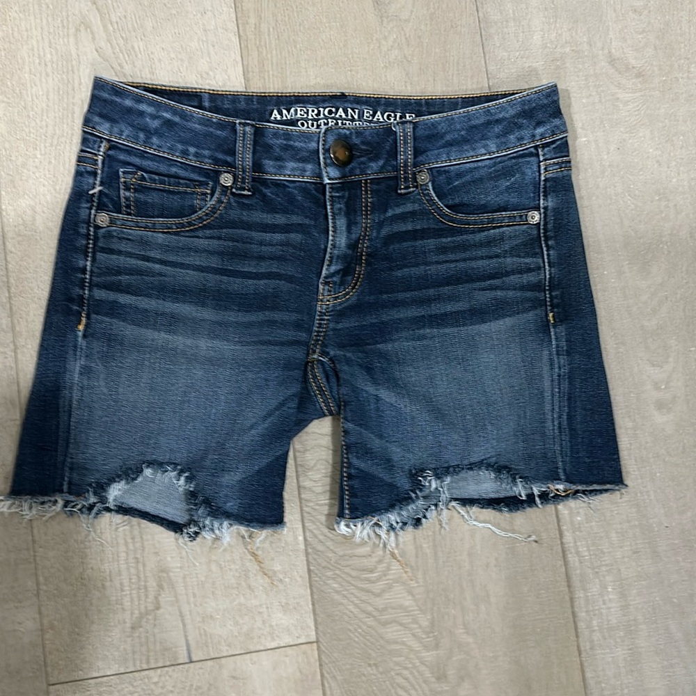 American Eagle denim frayed hem shorts super stretch size 6 / 28
